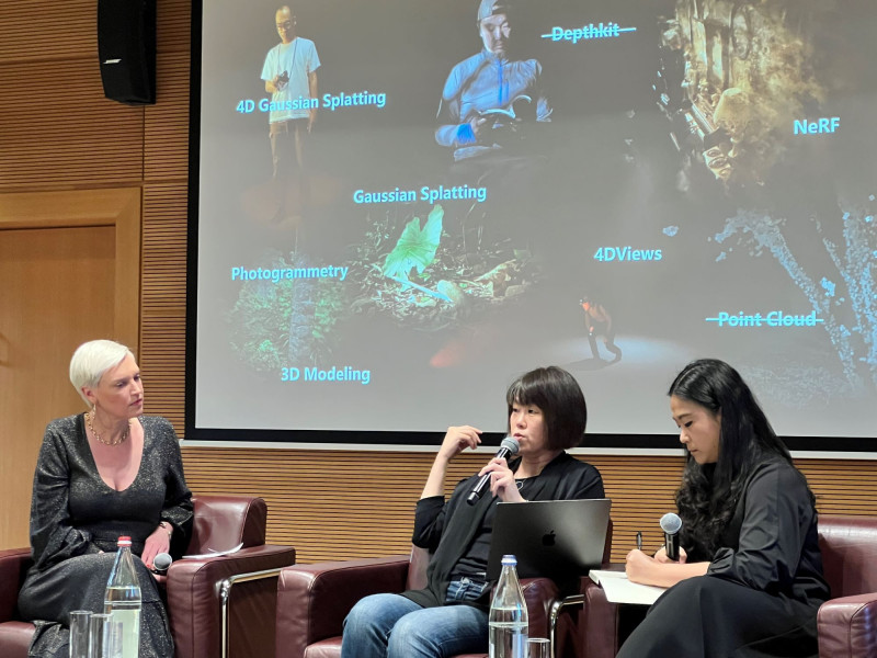 林肯表演藝術中心節目策劃副總監Jordana Leigh詢問陳芯宜此次創作過程中嘗試的新技術及遇到的困難。（駐法國台灣文化中心提供）