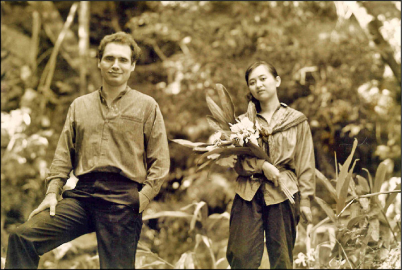 這張魏樂富與葉綠娜兩人在花園新城附近採野薑花照片，是李銘盛拍攝；李銘盛還邀兩人參與他的前衛行為藝術，把鋼琴搬到忠孝東路的馬路旁演奏，很多人好奇圍觀，當然也吸引眾多媒體採訪。葉綠娜笑說，關於「前衛」，他們可不輸李銘盛。