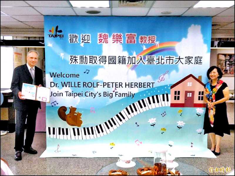 2018年，魏樂富取得台灣身分證。2020年，魏樂富取材228事件受害者故事創作〈暗夜的螃蟹〉，以邊朗誦、邊演奏的方式呈現，獲得第31屆傳藝金曲獎「最佳作曲獎」，魏樂富開心地秀出身分證喊：「我是台灣人。」（資料照，記者胡舜翔攝）。