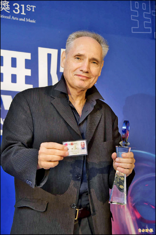 問魏樂富為何會關注台灣的人權議題？除因葉綠娜母家有多位228受難者之外，魏樂富說，他剛到台灣時，因為語言的關係，他所閱讀的台灣相關資料多是英文或德文等所謂西方國家的觀點，後來才驚覺原來跟台灣人被教育的台灣歷史有很多不同。這位「樂為台灣人」的德國人，似乎比更多台灣人討厭中國，在早年很多藝術家或老師移居中國賺錢時，魏樂富堅持留在自由民主的台灣。