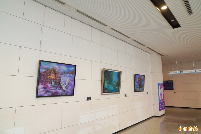 因應馬年來到，中醫大新竹附醫1樓目前正展出馬年相關的畫作。（記者黃美珠攝）