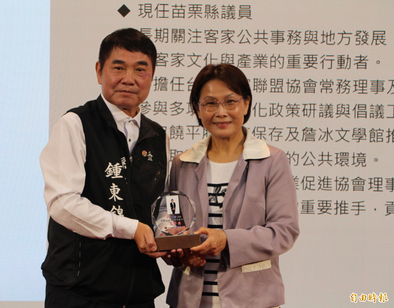 民進黨苗栗縣議員陳春暖（右），榮獲客委會客家事務專業獎章三等獎殊榮，縣長鍾東錦頒獎表揚。（記者張勳騰攝）