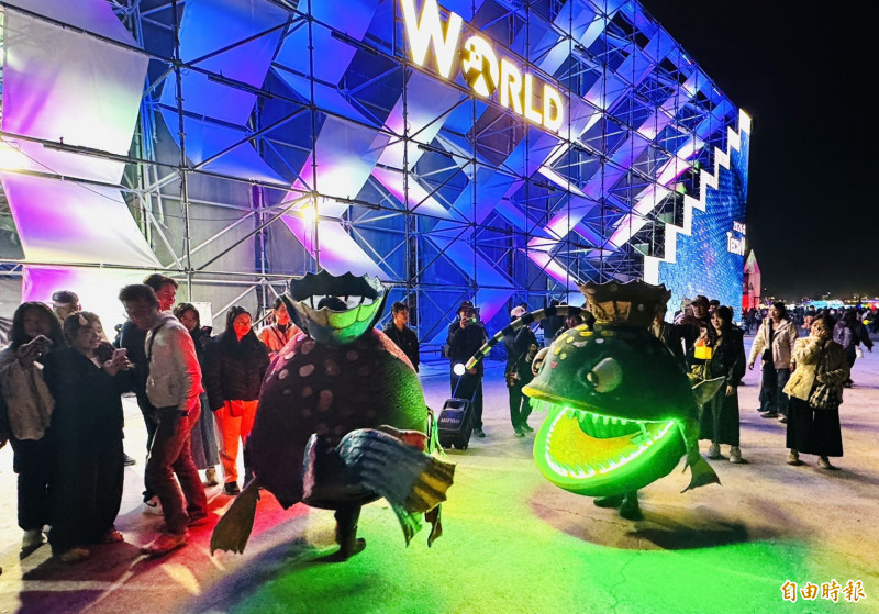 紙風車劇團「燈籠魚」到台灣館「TECH WORLD」助陣。（記者蔡宗勳攝）