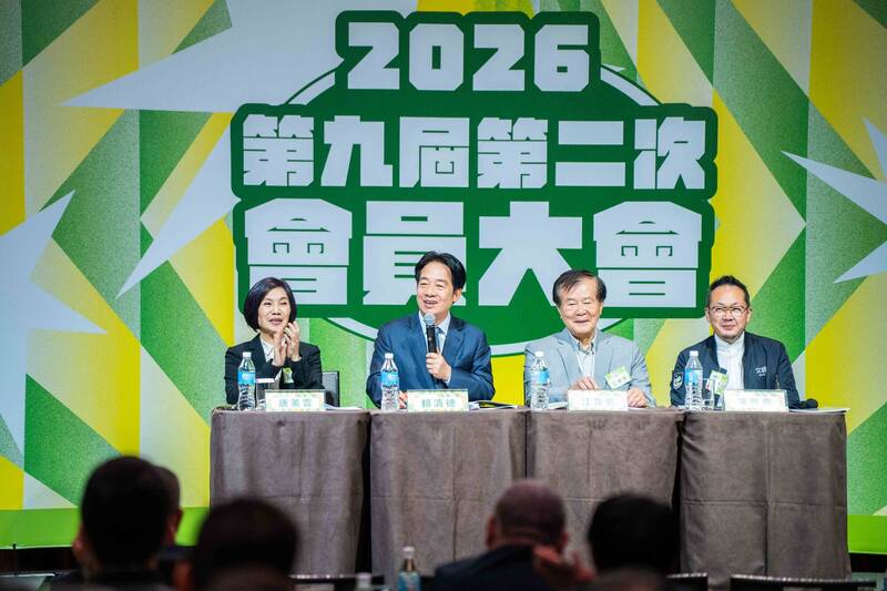 文化總會於今（17）日下午召開第九屆第二次會員大會，左起文總諮議委員召集人唐美雲、總統賴清德、文總副會長江春男、文總秘書長李厚慶。（文總提供）
