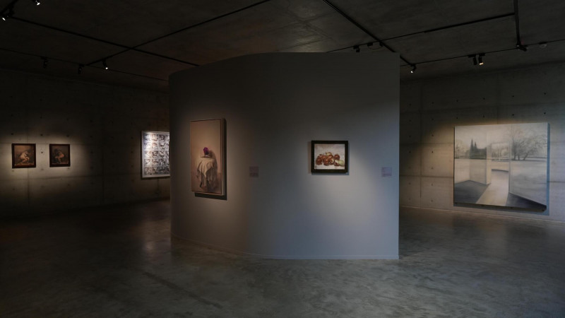 「我們走了十年」特展展出18位國內外藝術家當代寫實藝術。（毓繡美術館提供）