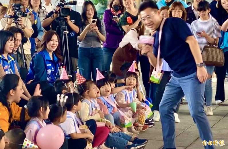立法院副院長江啟臣趕到中市府中庭與幼童互動。（記者黃旭磊攝）