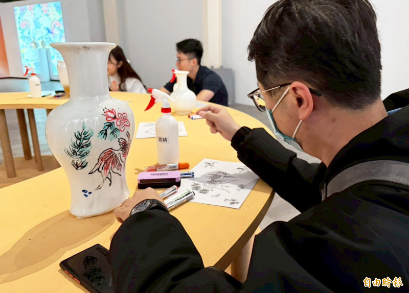 桃園市中原文創園區年度特展「見像・聞聲」聽見陶瓷特展，跨界整合陶瓷藝術、聲音設計、數位科技與沉浸式體驗。（記者李容萍攝）