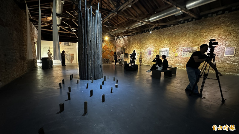 夏小筑以糖蔥意象創作的作品《細糖藏》。（記者劉婉君攝）