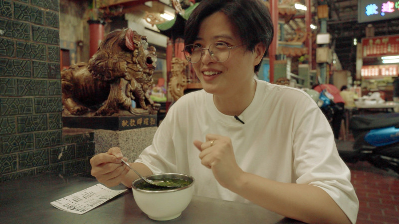 楊双子透過書寫《開動了！老台中》，以飲食切入，重新理解台中文化。（公視提供）