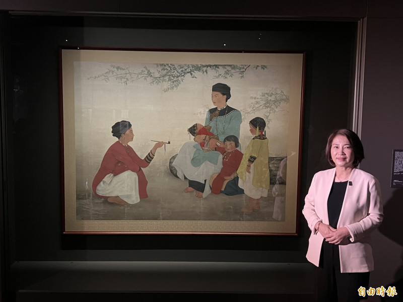屏東縣長周春米也開箱常設典藏展部分珍貴作品，圖為向福岡亞洲美術館借展、日治時期台灣第一位女畫家陳進的重要作品〈山地門社之女〉回台展出。（記者羅欣貞攝）