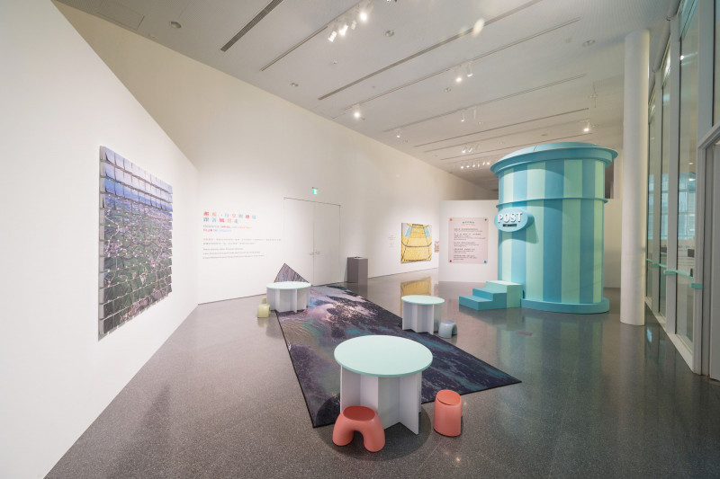 桃園市兒童美術館主題展覽「小旅人．大旅程」展出作品〈寄風景的人〉。（桃園市立美術館提供）