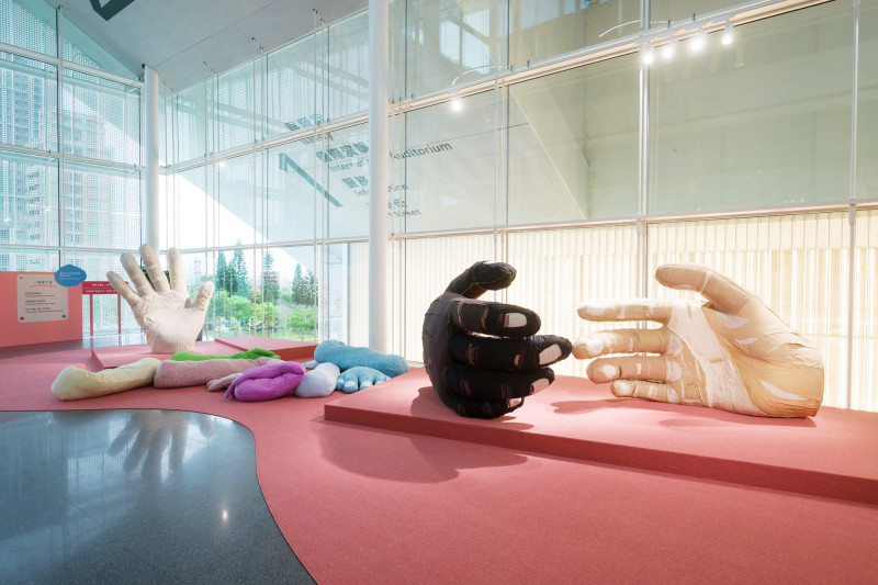 桃園市兒童美術館主題展覽「小旅人．大旅程」展出作品〈手的旅行日記〉。（桃園市立美術館提供）