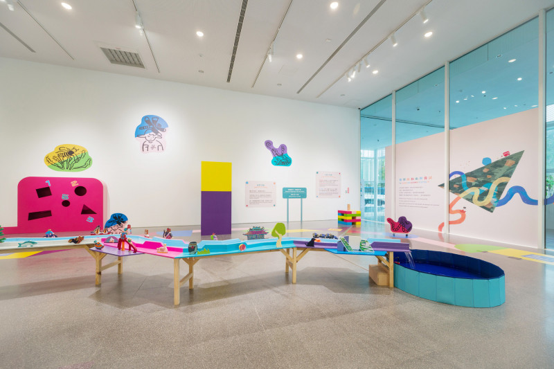 桃園市兒童美術館主題展覽「小旅人．大旅程」展出作品〈水之村〉。（桃園市立美術館提供）