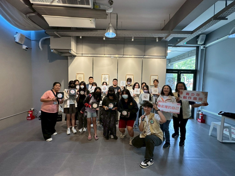 參加展覽的青少年學生合照。（屏東縣政府提供）