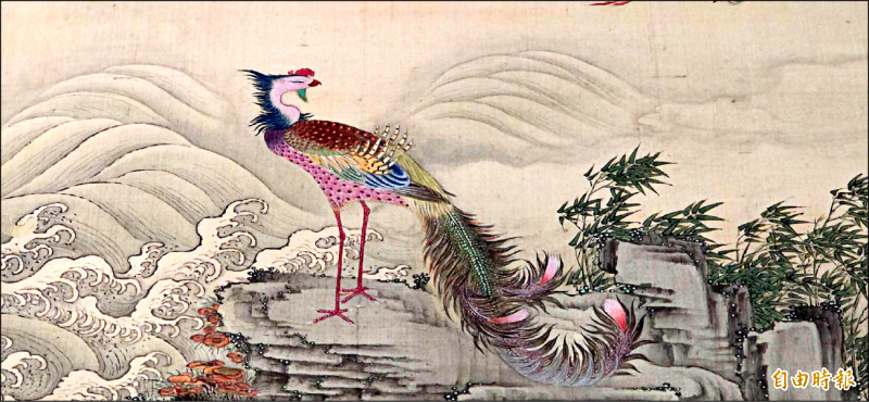 清戴洪的〈鳳凰祥雲〉（局部）畫中，鳳凰乍看像鳥類，卻是一種由雞頭、蛇脖、龜背、魚尾組合的幻想生物，加上五彩羽毛、6尺高等特徵，都突顯其高貴不凡。（記者凌美雪攝）