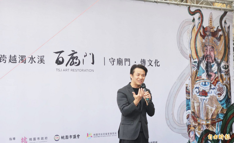 發起「百廟門」企劃的蔡舜任說明修復計畫。（記者李容萍攝）