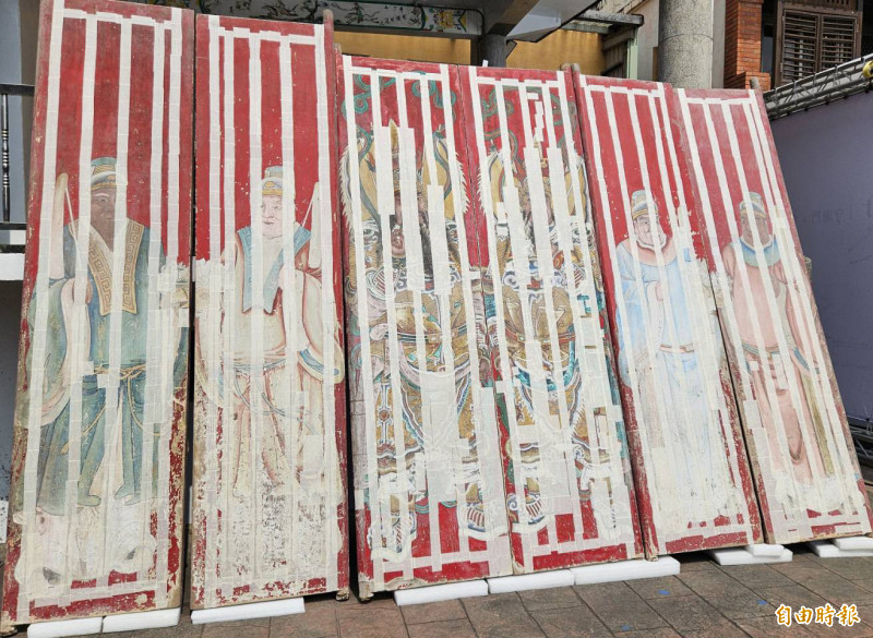 桃園龍潭三坑永福宮6扇門神已經加固保存將進行修復活化。（記者李容萍攝）