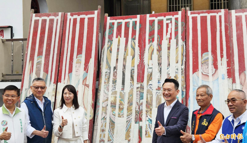 桃園市副市長蘇俊賓（右3）宣布，龍潭三坑永福宮6扇門神已經加固保存將進行修復活化。（記者李容萍攝）
