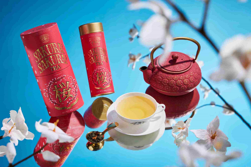 TWG Tea將春櫻初綻的明媚光影描繪於嫣紅罐身，茶罐以優雅流暢的花卉圖騰勾勒京都「花見」的靜雅意境。（TWG Tea提供）