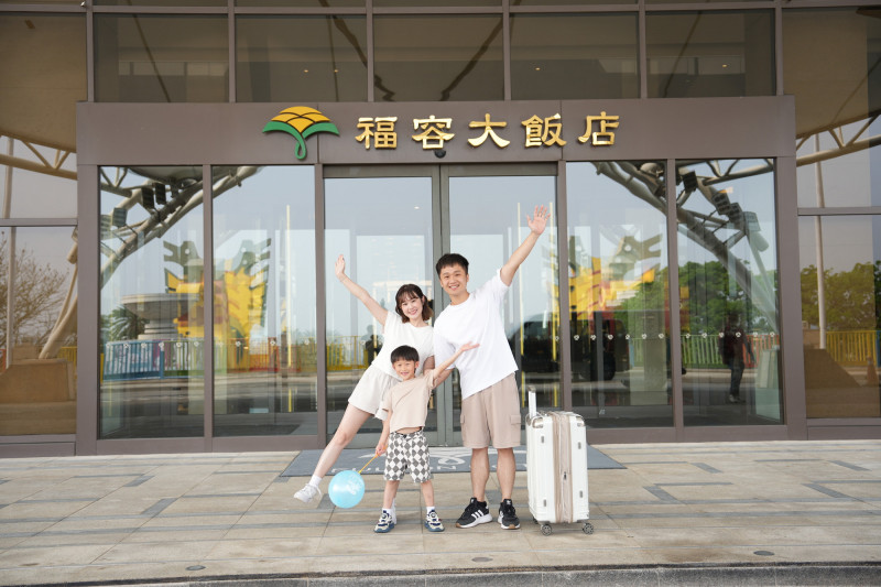 麗寶福容大飯店連假住房優惠，一泊一食套裝內含樂園雙日券及天空之夢摩天輪搭乘券。（麗寶樂園提供）
