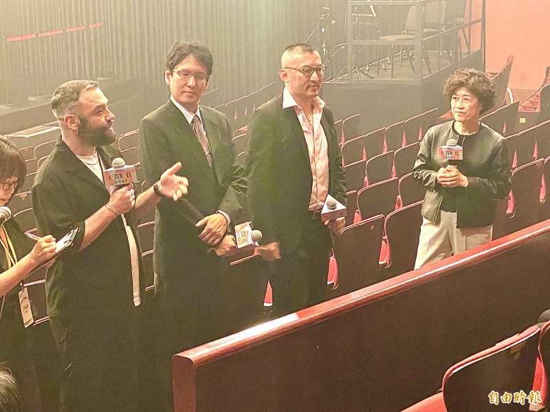 「浮聲之城」將在台中國家歌劇院演出，曼徹斯特國際工房製作人 Pete Vance（左）等人分享理念。（記者黃旭磊攝）