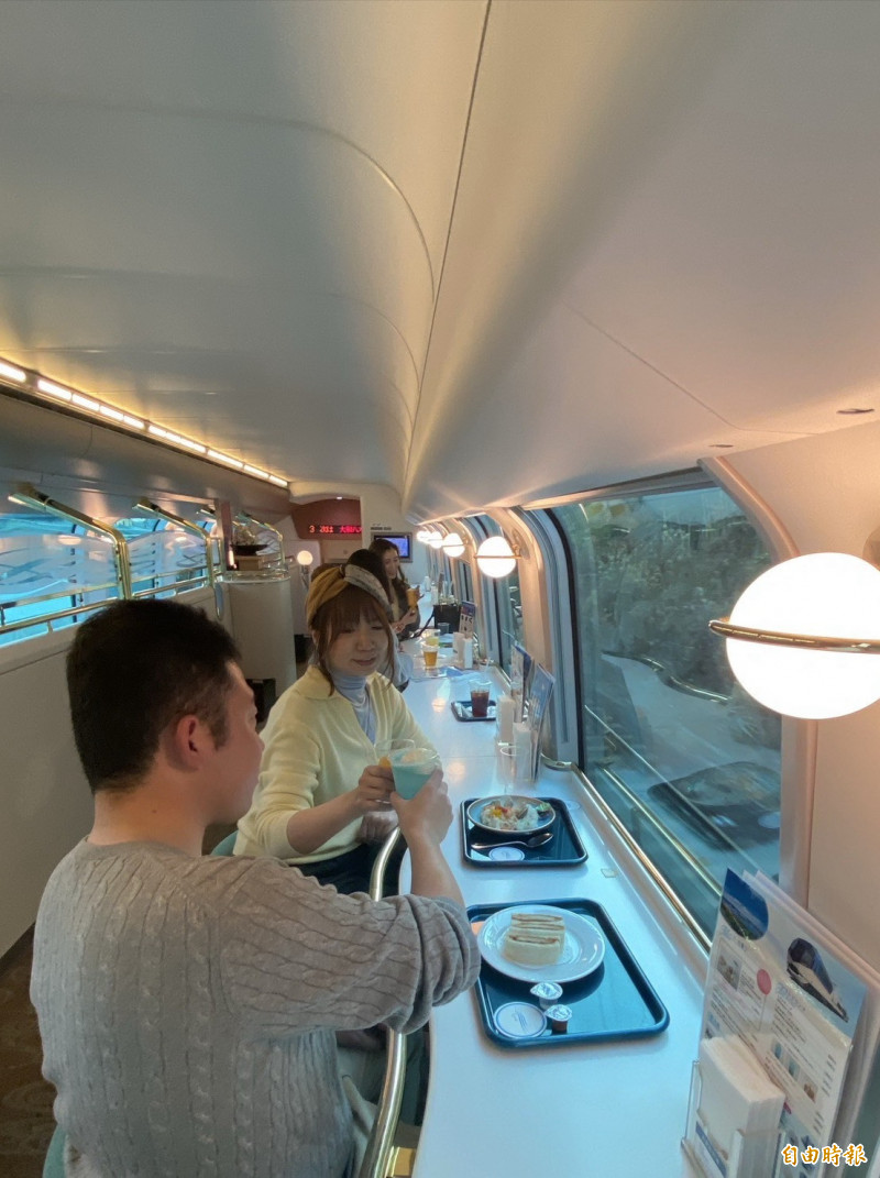 搭乘近鐵觀光特急「Shimakaze」，可在咖啡廳車廂邊享受美食邊賞窗景。（記者周幸叡攝）