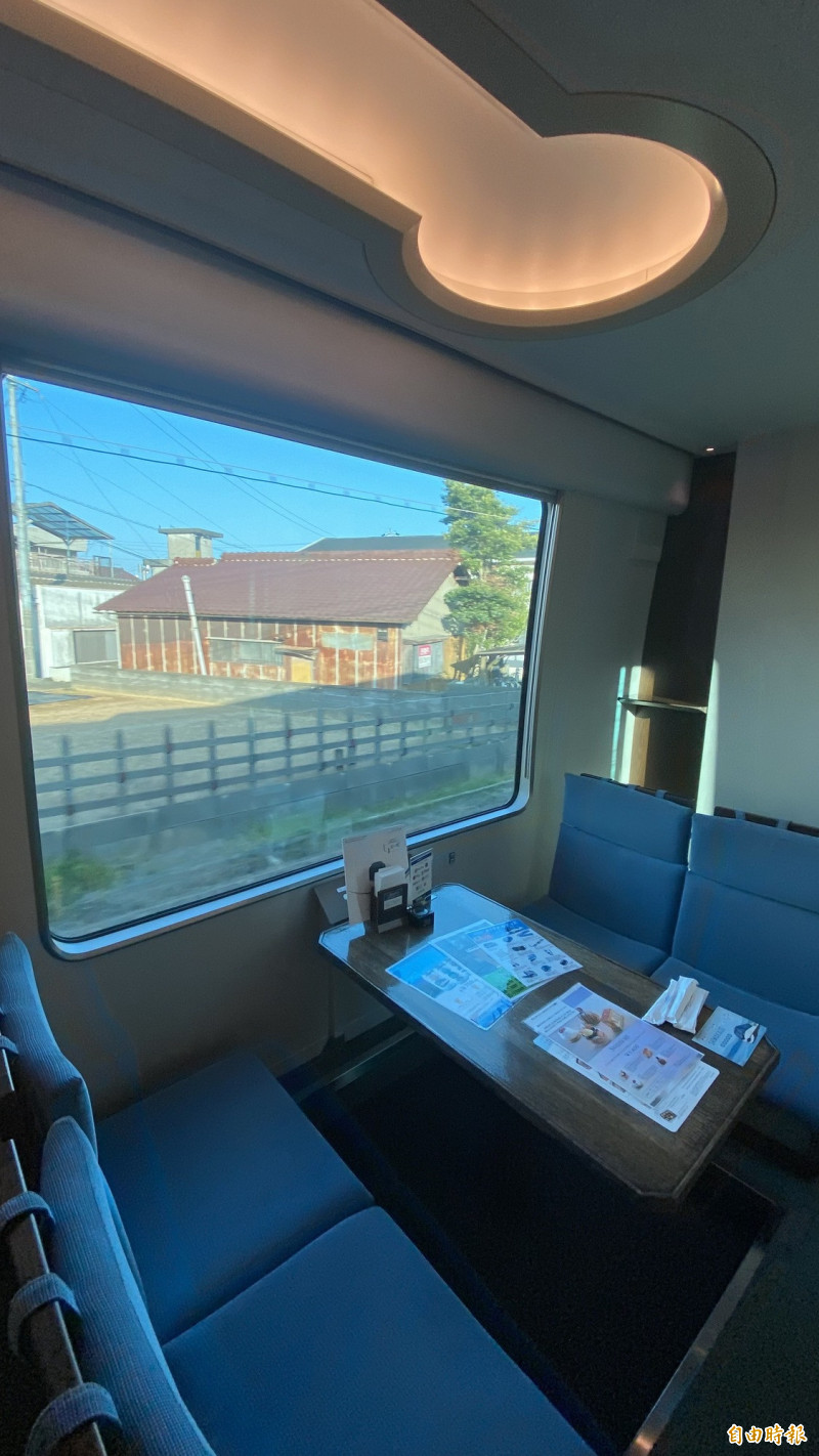 車內設有日式包廂，供小團體使用。（記者周幸叡攝）