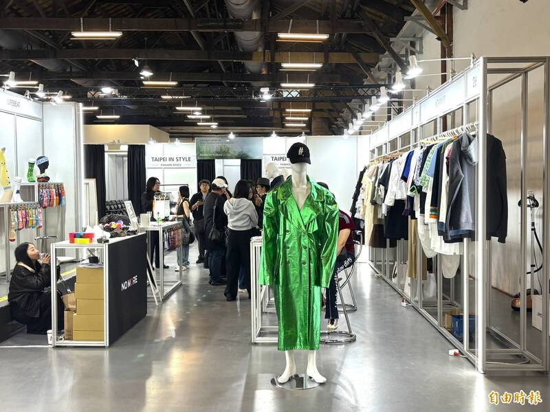 松菸2號倉庫特設「服飾品國際買主採購洽談會｣，向國際買家展現台灣跨界合作的魅力。（記者董柏廷攝）