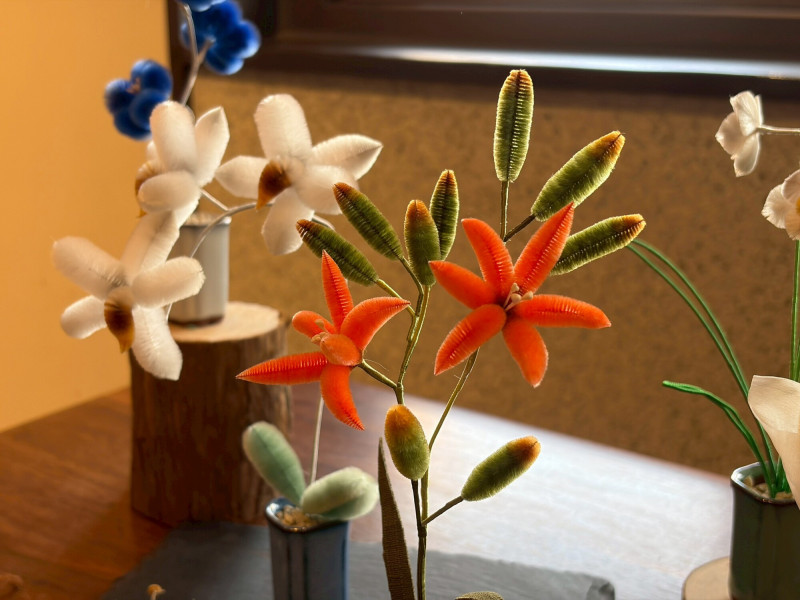 吟遊文創作品_月時藝景_向母親致敬，以節氣花卉進行創作，特別為本展以絨花創作_寸草。（中央書局提供）