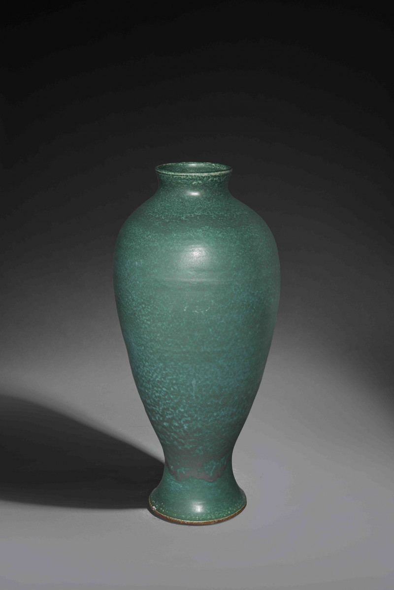 「翡翠綠釉春長運榮梅瓶」全器翡翠綠般的釉色，深青綠、淡青綠、墨青綠3種釉紋共映出「望穿春水」的景致；而這種穩定療癒的變革色調，也是2026年的代表色。（施順冰提供）