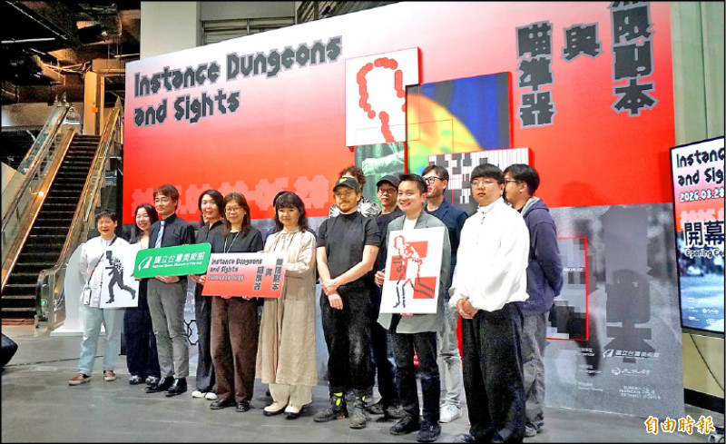 策展人陳湘汶（前排左4起）、國美館長陳貺怡、文化部政次李靜慧與國內外參展藝術家等人，共同宣布「無限副本與瞄準器」展覽開幕。（記者董柏廷攝）