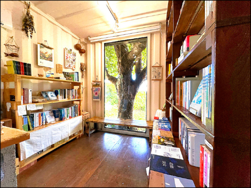 蘭嶼的「在海一方」，書店裡的留言本，暗藏著一則感傷卻又溫暖的故事。（夢田影像提供）