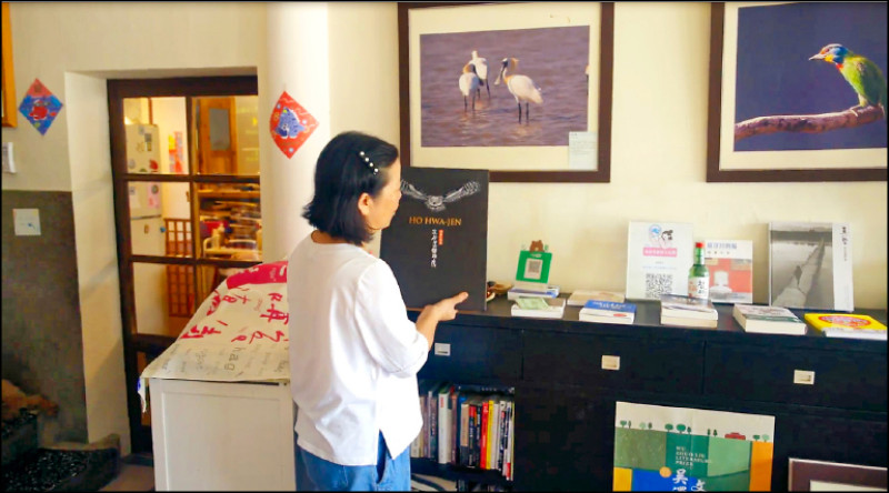 藍鵲書房主人展示何華仁畫冊。（夢田影像提供）