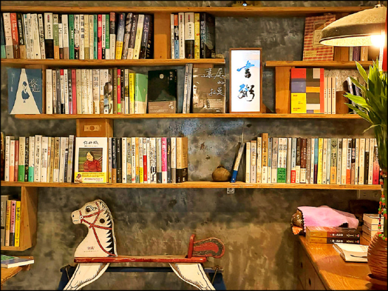 《疫情釀的酒》是「書粥」老闆高耀威所發動的書寫計畫，這間位於台東長濱的獨立書店，也出現於第三季。（夢田影像提供）