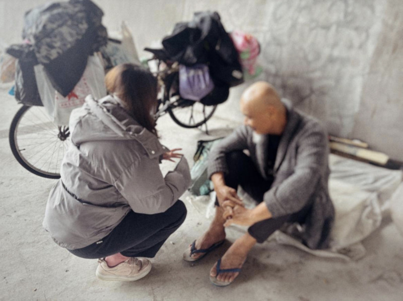 台北市社工攝影展首獎得主郭婉玲：蹲下「同一個高度」建立平等關係