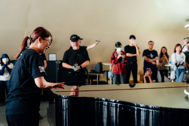 陪伴2,555天   衛武營公共鋼琴謝幕新琴接棒續寫榕樹廣場樂聲