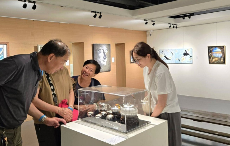 民眾討論作品，有興趣。（新營文化中心提供）