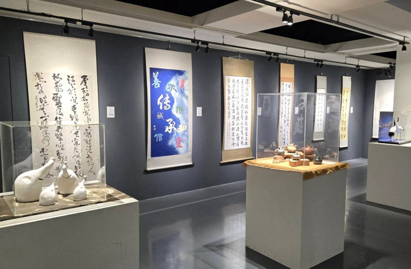 台南市藝術家協會會員聯展展出作品多元。（新營文化中心提供）