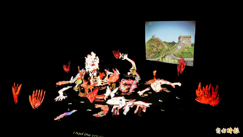 李亦凡〈你不愛我了喔？〉複合媒材（密集板、水泥漆、蠟筆、木材），尺寸依場地而定。2016。國美館典藏。（記者董柏廷攝）
