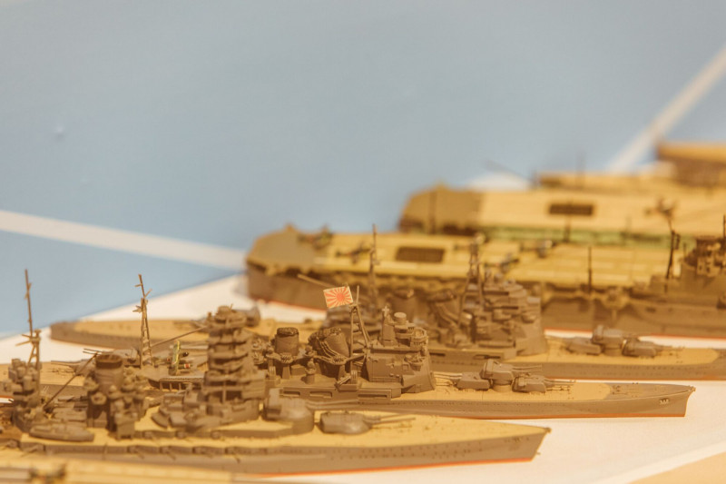 音樂家江敬業收藏各種軍機及軍艦模型。（圖由屏東縣政府提供）
