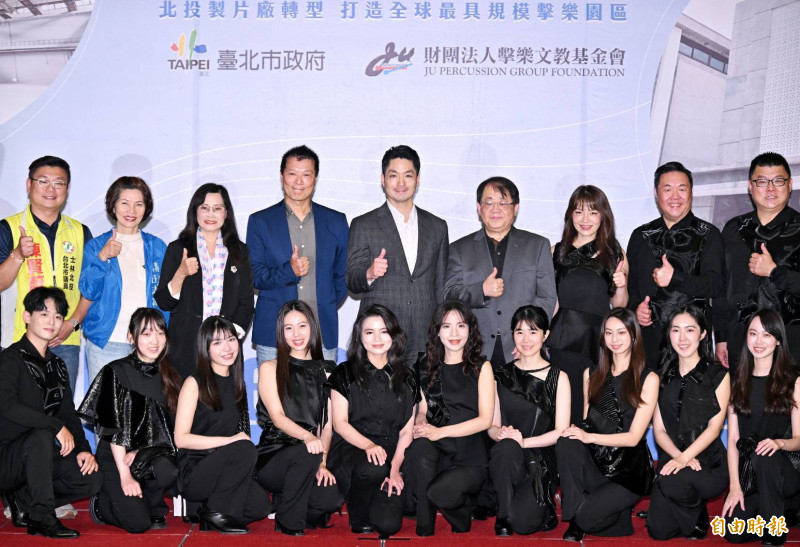 台北市長蔣萬安與朱宗慶藝術總監朱宗慶共同簽署北投製片廠ROT合作啟動。（記者方賓照攝）