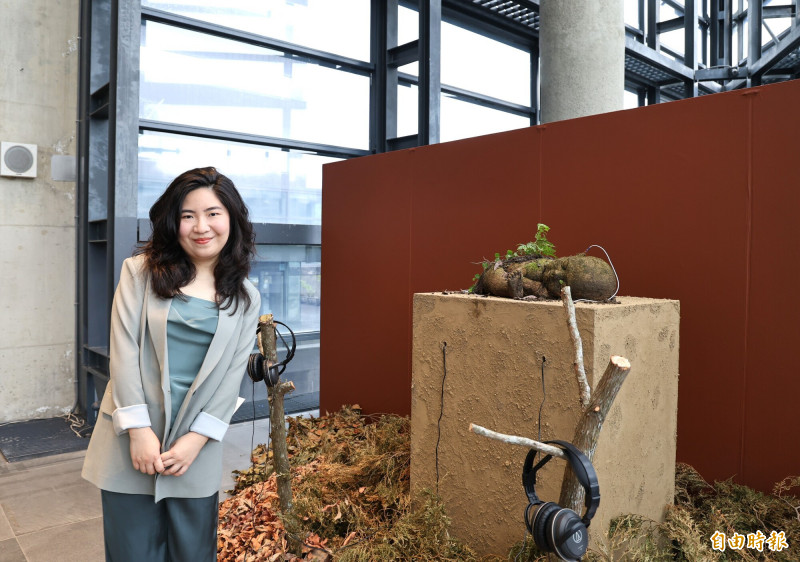 藝術家呂巧智在此次個展展出《（非）自然裡的方言》，觀者可聆苔蘚的微弱電流變化，感受聲音隨環境而改變。（記者黃政嘉攝）