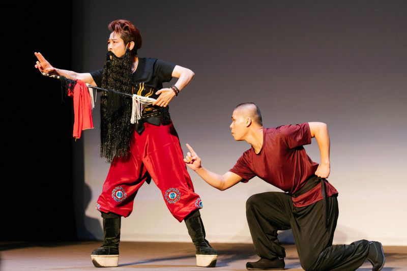 張秀琴（左）演示《鍾馗嫁妹》技藝保存戲齣精華片段。（傳藝中心提供）
