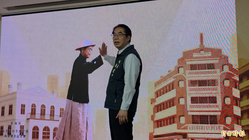 台南市長黃偉哲與AI生成的「黃偉哲」同框擊掌，象徵科技與文化的跨界合作。（記者洪瑞琴攝）