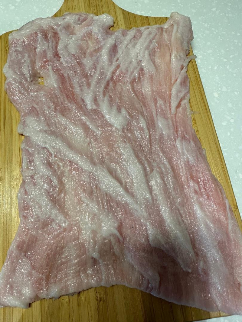 從五花肉接近肥肉與豬皮之間剔出來的那層瘦肉，有個透著玄機的名稱。（梁瓊白攝）