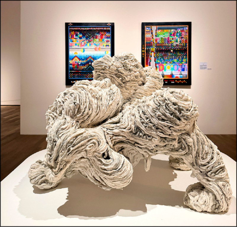「美感教育救國論」展區，前為楊雅晴作品〈線與現〉，後為游智涵作品〈LEVEL．03〉與〈LEVEL．04〉。