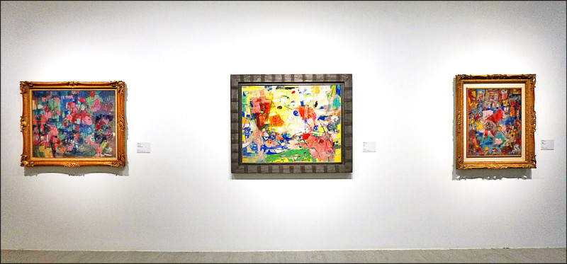 左起：〈花園春景〉油彩、畫布，80×100公分。1970；〈花園〉油彩、畫布，91×116公分。約1970；〈舞獅〉油彩、畫布，80×65公分。1973。