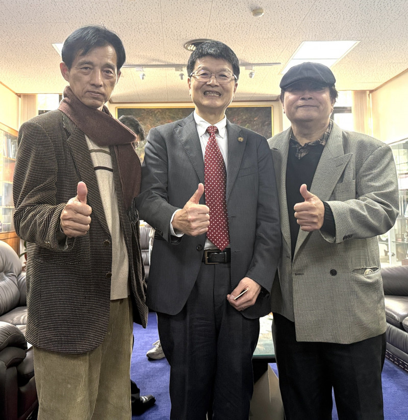 畫家莊玉明（左）與嘉義民歌合唱團指揮曾維民（右）日前拜訪嘉義大學校長林翰謙。（莊玉明提供）