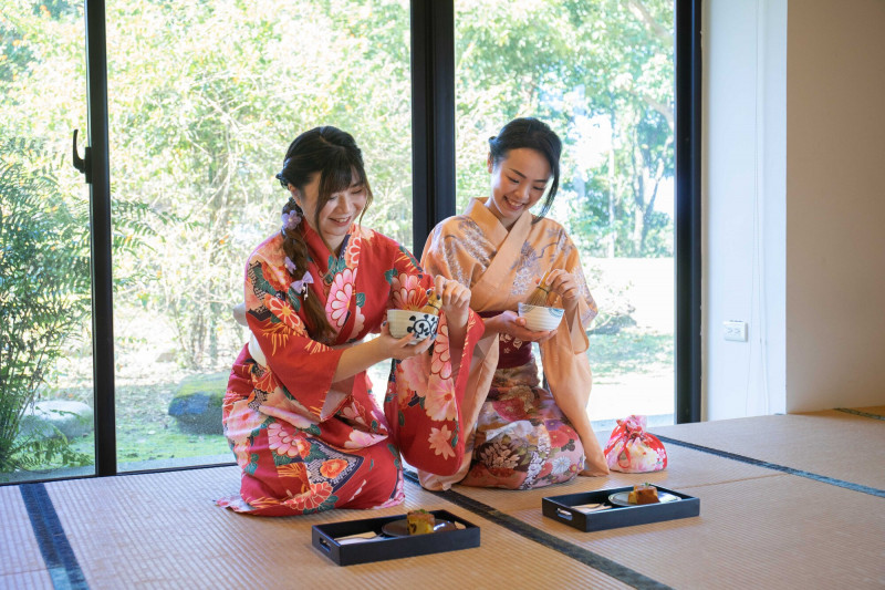 週一至週四入住，體驗手作日式和菓子、手刷抹茶或有趣植栽手作3選1。（綠舞國際觀光飯店提供）