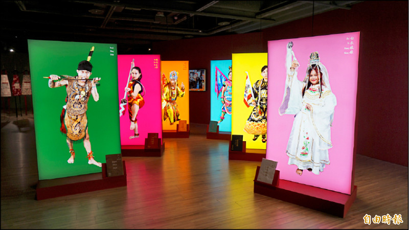 葉啟俊〈神衫〉燈箱（180×106.8×15公分×6件）、小冊子（29.7×21公分×6件）、單頻道影片。2025。（記者董柏廷攝）
